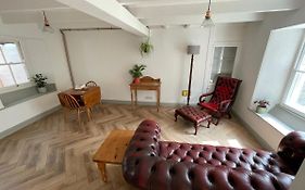 Peaceful Period Cottage In Central Location